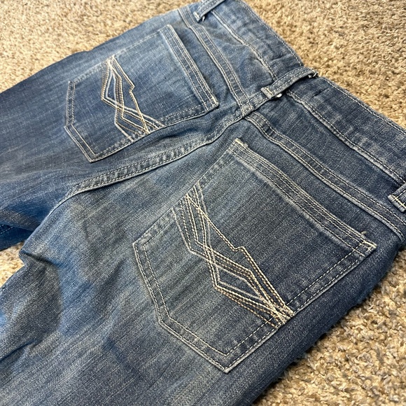 Blue denim Wrangler jeans with a distressed wash - Picture 2 of 4